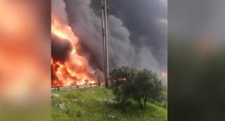 Un mort şi un rănit, după ce un convoi de cisterne a fost lovit de bolovani căzuţi de pe munte şi a sărit în aer, în Peru