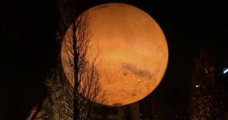 Replică a planetei Marte, expusă la Cluj spre bucuria celor mici