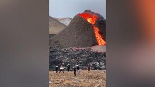 Volei lângă vulcanul care erupe, în Islanda. Un tânăr îndrăgostit, impresionat de peisaj, a decis chiar să îşi ceară iubita de nevastă