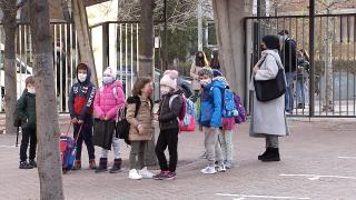 Înghesuială la înscrierea pentru clasa zero. De teamă că nu vor mai prinde un loc la o şcoală de top, mulţi părinţi s-au prezentat şi cu vize de flotant