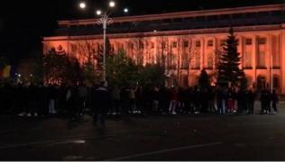 Mii de persoane au protestat în marile oraşe ale ţării, din cauza restricţiilor impuse pentru combaterea coronavirusului