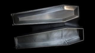 Descoperire macabră în sectorul 3. Misterul unui sicriu de zinc, deschis și aruncat pe stradă