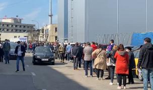 Sute de oameni stau la coadă la vaccinare la Romexpo, după ce s-a întârziat livrarea dozelor de vaccin