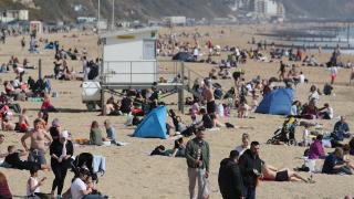 Britanicii îşi permit însă să se relaxeze. Peste jumătate din populaţia Regatului a primit cel puţin o doză de vaccin