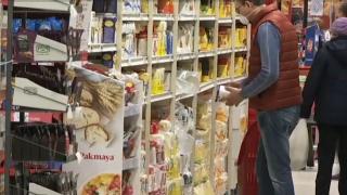 Comercianţii se plâng că noile restricţii le vor aduce pierderi masive. Economiştii avertizează că măsurile ar putea genera scumpiri