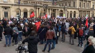 Filmul celui mai violent protest din pandemie: Manifestanţii au atacat jandarmii şi au distrus tot ce le-a căzut în mâini