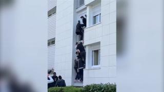 Mai mulţi tineri au făcut un lanţ uman şi s-au căţărat pe faţada unei clădiri pentru a salva o familie dintr-un incendiu, în Franţa