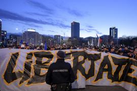 A treia zi de proteste, cu mai puțini oameni în stradă: "Protestez împotriva libertăţii". La Craiova, manifestanții au ars poze cu Raed Arafat