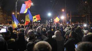 Două Românii: Una a protestelor. Alta a spitalelor pline şi a cifrelor negre