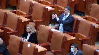 Ministrul Sănătăţii Vlad Voiculescu şi ministrul Muncii, Raluca Turcan, amendaţi pentru că nu purtau mască