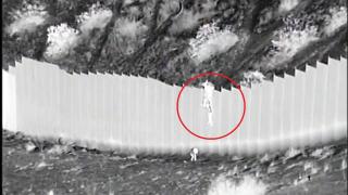 Momentul în care doi copii  sunt aruncați peste zidul înalt de 14 metri de la granița dintre SUA și Mexic