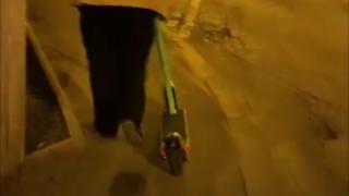 Bătrân din Galați, prins furând o trotinetă electrică. Bărbatul a fost filmat în timp ce încerca să o înghesuie în mașină