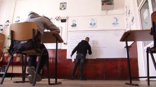 Cursurile online i-au costat o mică avere pe părinţi