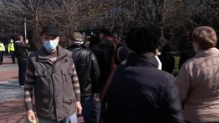 Bucureştenii au stat la o coadă interminabilă pentru a prinde un loc la analize gratuite. Mulţi au uitat de distanţare