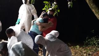 În urma numărului uriaș de decese cauzate de COVID, brazilienii sunt nevoiți să-și îngroape rudele pe timpul nopții