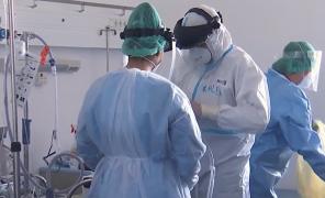 Tot mai mulţi pacienţi infectaţi cu SARS-CoV-2 stau acasă până în ultimul moment. Când sună la 112, unii au deja probleme grave