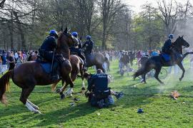 Haos în Bruxelles: Polițiști pe cai, dotați cu tunuri de apă, au spart o falsă petrecere cu mii de oameni