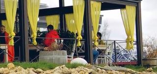 Turiştii au ignorat vremea mohorată şi au umplut terasele de la malul mării. Mulți au sărbătorit Paștele catolic cu fructe de mare