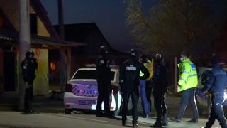 Trei bărbați arestați după scandalul de la Petea, din Satu Mare, pentru că au sărit la polițiști cu pietre si drujbe