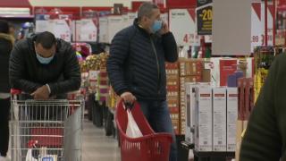 Coșurile de cumpărături intră în lupta cu COVID. Un număr limitat ar putea fi impus magazinelor, pentru a evita aglomerația, în București