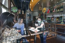 Speranţe noi pentru industria HoReCa: Test înainte de intrarea în restaurant