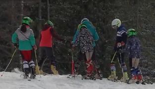 Copiii se bucură din plin de participarea la tabere de schi în vacanţa de primăvară