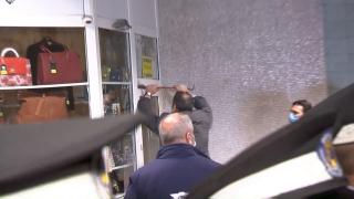 Filmul demolărilor de la metrou. Directorul Metrorex a spart un magazin cu ranga, comercianţii l-au huiduit: "Tâlharule! La puşcărie!"