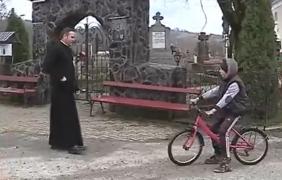 Dar din dar...se face Rai. Un preot din Mureş a readus zâmbetul pe chipurile mai multor copii nevoiaşi