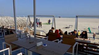 Val de veşti proaste pentru operatorii de plaje de pe litoral. Beach-baruri închise la ora 20.00, sectoare de plajă predate la mijlocul verii