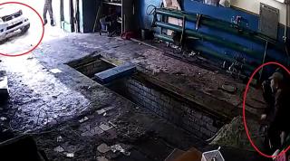 O şoferiţă încurcă frâna cu acceleraţia şi spulberă cu maşina un mecanic auto, într-un service din Rusia