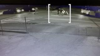 Imagini cu polițistul blocat în trafic și snopit în bătaie, la Baia Mare. Șoferul unui troleibuz a strigat la soția victimei să-și mute mașina din drum