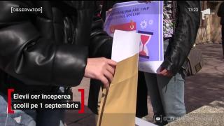 Elevii din toată ţara protestează față de haosul din învăţământ. Au trimis colete surpriză pentru Klaus Iohannis
