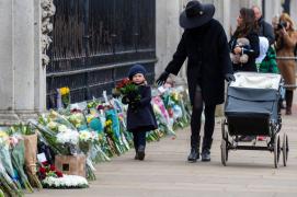 Funeraliile prinţului Philip vor avea loc la 17 aprilie, departe de ochii publicului. În fața Palatului Buckingham, britanicii au depus o mare de flori