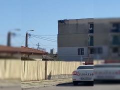 Momentul în care o femeie din Constanța s-a aruncat în gol de pe acoperişul unui bloc. Poliția și Ambulanța se aflau la fața locului