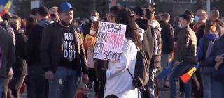 Noi proteste anti-restricţii în Capitală. Cu biblia în mâini, cu steaguri tricolore, cruci şi icoane: "România, trezeşte-te!"