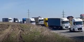 Zeci de capete de TIR şi de camioane, prezente la un protest pentru accelerarea construirii Autostrăzilor A7 şi A8