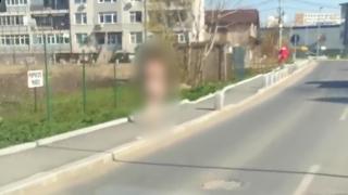 Imagini surprinse în Bucureşti: o tânără a umblat dezbrăcată pe stradă