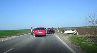 Imagini dramatice cu momentul în care trei mașini se ciocnesc pe DN6, în Teleorman. Martorii, șocați de violenţa impactului