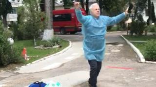 Bătrânelul care a dansat după ce s-a vindecat de Covid are un nou motiv de bucurie. La un an distanţă, s-a  vaccinat împotriva bolii