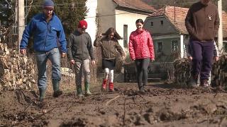 Un copil din zece adoarme flămând, în familiile din mediul rural. Părinţii nu reuşesc să pună pe masă strictul necesar - studiu