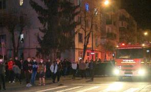 Panică într-un bloc din Târgu Mureş. Zeci de oameni au ieşit în stradă, după ce un miros înţepător a inundat imobilul