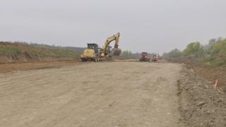 Lucrările la centura municipiului Târgu Jiu au fost reluate. Autorităţile promit că în toamna lui 2022 şoseaua va fi gata