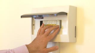 Facturile la curent au crescut în anul pandemiei. Mulţi consumatori au ajuns să plătească dublu pentru că au lucrat de acasă