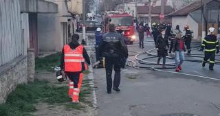 Părintele Gicu, înger salvator pentru doi bătrâni captivi într-o casă în flăcări: "A intrat acolo şi i-a scos în braţe"