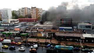 Incendiu puternic în Piaţa Veteranilor din Capitală. Un magazin de haine s-a făcut scrum