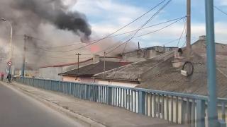 Un preot și doi pompieri, eroi pentru nişte oameni captivi în balconul unei case în flăcări. Salvatorii au urcat pe acoperişul încins