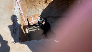 A murit femeia care căzuse într-o groapă uriaşă, la Craiova. Evaluată iniţial doar cu zgârieturi, bătrâna avea nenumărate fracturi