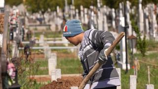 Povestea nepalezilor care au devenit gropari în cimitirul de la marginea oraşului Ploieşti