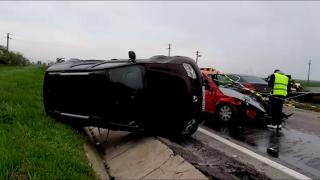 Accident spectaculos la ieşirea din Alexandria: Trei maşini au fost implicate, şapte persoane au fost rănite, printre care şi o femeie însărcinată