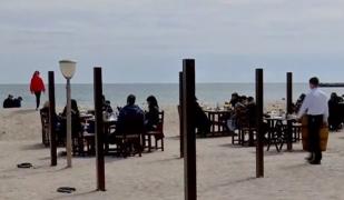 Hotelierii sunt pregătiţi pentru începerea sezonului estival. Până atunci, turiştii se înghesuie deja pe litoral în căutarea soarelui